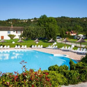 Piscine extérieure bordée de chaises longues au Domaine de l'Epinette