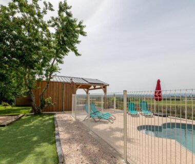 Piscine clôturée avec transats au Domaine de la Cambre