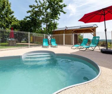 Piscine extérieure avec transats et parasol au Domaine de la Cambre