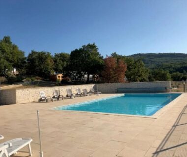 Piscine extérieure entourée de transats au Domaine de la Chêneraie
