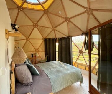 Dôme intérieur avec lit et verrière au Domaine de la Faurie
