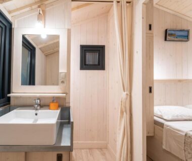 Intérieur avec lavabo et coin nuit dans le logement Domaine de la Faurie