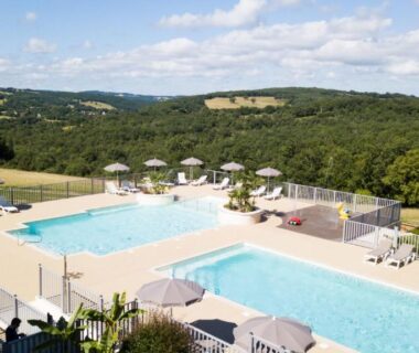 Piscine extérieure avec transats et parasols au Domaine de la Faurie
