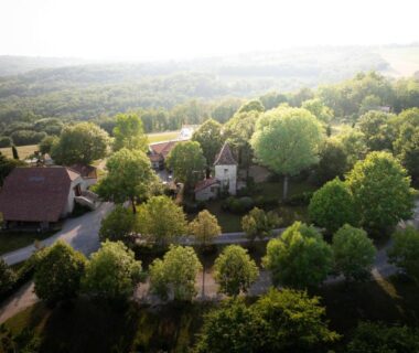 Vue aérienne du domaine avec bâtiments et arbres au Domaine de la Faurie