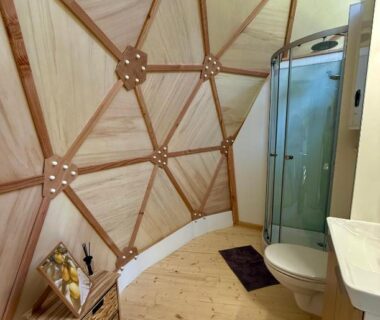 Salle de bain dans dôme en bois avec douche et toilettes au Domaine de la Faurie