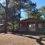 Emplacement ombragé avec mobil-home et terrasse au Domaine de la Presqu'île