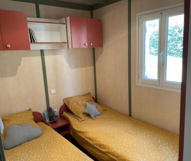 Chambre avec deux lits simples et fenêtre au Domaine de la Presqu'île
