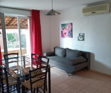 Séjour avec canapé et coin repas au Domaine des Garrigues
