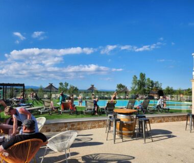 Terrasse et piscine avec transats au Domaine des Garrigues