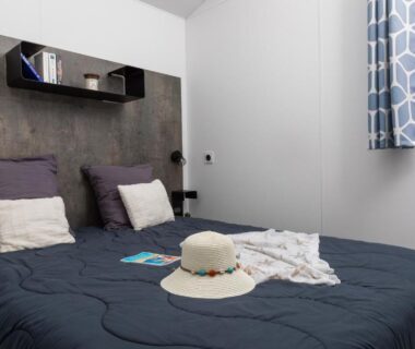 Chambre avec lit double et chapeau posé au Domaine des Salins