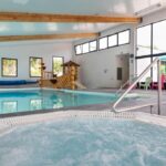 Piscine couverte et jacuzzi au Domaine des Salins