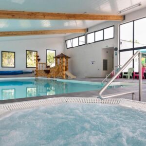 Piscine couverte et jacuzzi au Domaine des Salins