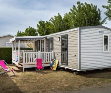 Terrasse avec transats devant un mobil-home au Domaine des Salins