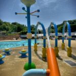Aire de jeux aquatique avec jets et arceaux au Domaine du Blanc Pignon