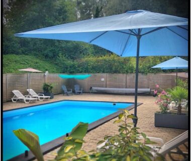 Piscine extérieure avec transats et parasols au Domaine du Blanc Pignon
