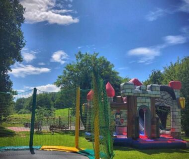 Aire de jeux avec trampoline et château gonflable au Domaine du Blanc Pignon