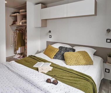 Intérieur chambre avec lit double et placard au Domaine du Blanc Pignon