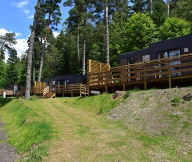 Pente boisée avec mobil-homes et terrasses au Domaine du Lac Chambon