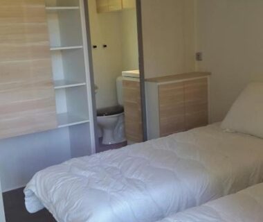 Chambre avec deux lits simples au Domaine du Lac Chambon