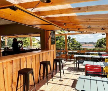 Terrasse en bois avec bar et tables au Dôme/insolite/parc régional du Pilat