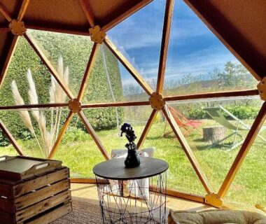 Intérieur du dôme avec table et coussin donnant sur le jardin du Dôme/insolite/parc régional du Pilat