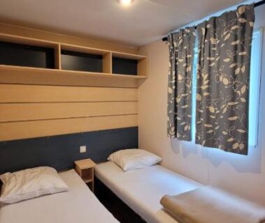 Chambre avec deux lits et fenêtre dans le Domus VERONA EUROPAPARK 20 min