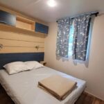 Chambre avec lit double et serviettes dans le Domus VERONA EUROPAPARK 20 min