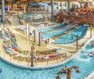 Centre aquatique couvert avec rivière paresseuse et toboggans au camping Domus VERONA EUROPAPARK 20 min