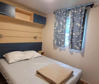 Chambre avec lit double et serviettes dans le Domus VERONA EUROPAPARK 20 min