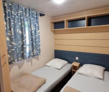 Chambre avec deux lits simples dans le Domus VERONA EUROPAPARK 20 min