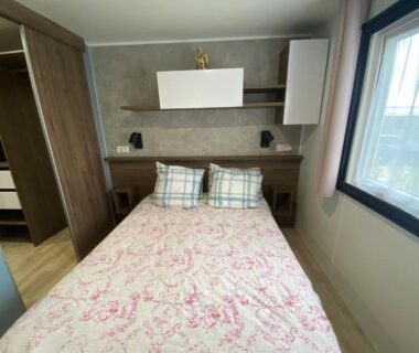Chambre avec lit et fenêtre dans l'hébergement Douce Escale
