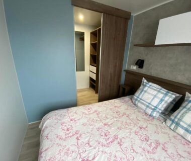 Chambre avec lit double et placard au camping Douce Escale