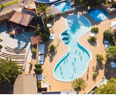 Piscine extérieure vue aérienne au Dreamy Lodge Plaisir et Plage à 100m