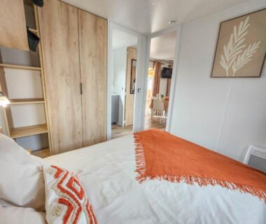Chambre avec lit et armoire dans le Dreamy Lodge Plaisir et Plage à 100m