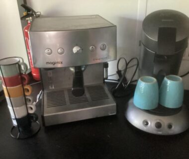 Plan de travail avec machine à café et tasses au camping Dunes 209