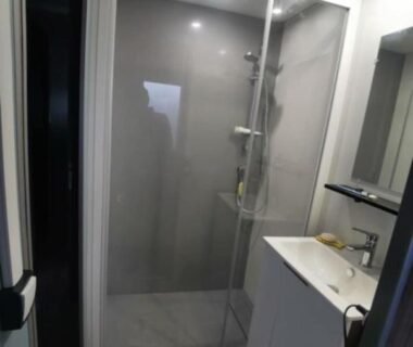 Salle de bains avec cabine de douche et lavabo au camping Dunes 209