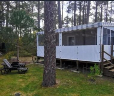 Mobil-home avec terrasse et salon de jardin dans les pins du camping Dunes 209