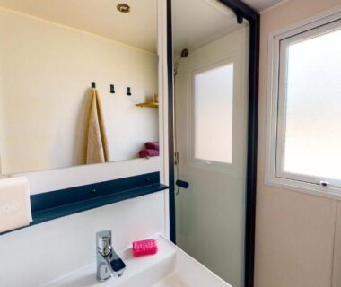 Salle de bain avec lavabo et douche dans l'hébergement EA - Votre séjour 4 étoiles