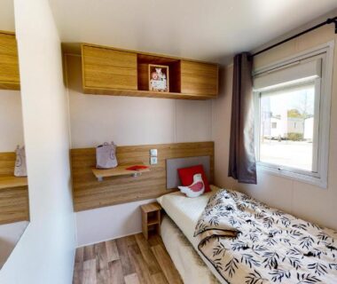 Chambre avec lit et fenêtre dans EA – Votre séjour 4 étoiles 3 ch 2 SDB proche plages et parc