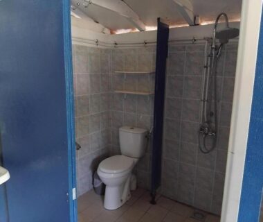 Sanitaire avec douche et toilettes dans l'EMPLACEMENT TENTE En FORET