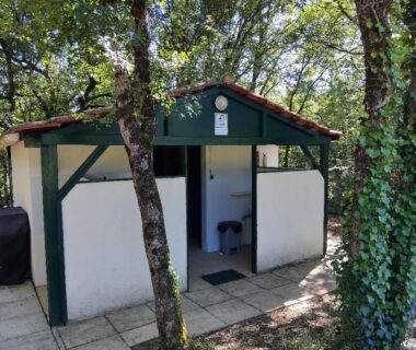 Bloc sanitaire en forêt avec cabines et barbecue à l'EMPLACEMENT TENTE En FORET