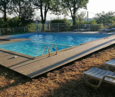 Piscine extérieure avec transats dans l'EMPLACEMMENT TENTE En FORET