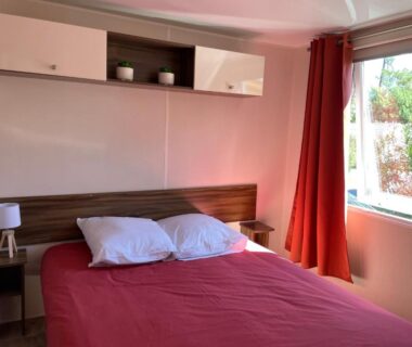 Chambre avec lit double et fenêtre dans l'ESCALE BASSIN Mobile Home Lège Cap-Ferret