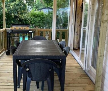 Terrasse couverte avec table et chaises du mobile home ESCALE BASSIN au Village LES VIVIERS