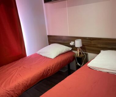 Chambre intérieure avec deux lits simples dans le mobile home ESCALE BASSIN à Lège Cap Ferret