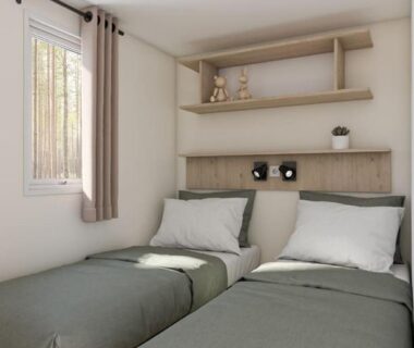 Chambre avec deux lits simples et étagères dans l'Eco-Lodge Lou Pantaï