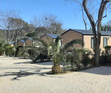 Allée gravillonnée et mobil-homes ombragés à l'Eco-Lodge Lou Pantaï