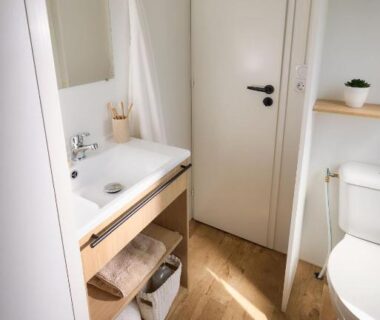 Salle de bains avec lavabo miroir WC et parquet de l'Eco-Lodge Lou Pantaï