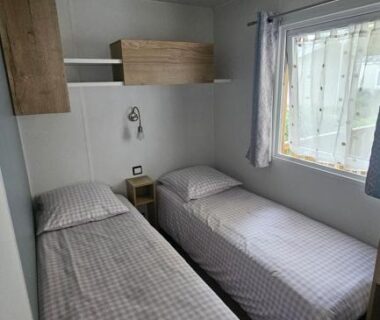 Chambre avec deux lits simples et fenêtre dans l'hébergement Eden 1708