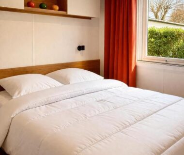 Chambre avec lit et fenêtre dans le Premium Cottage Eden Cottages